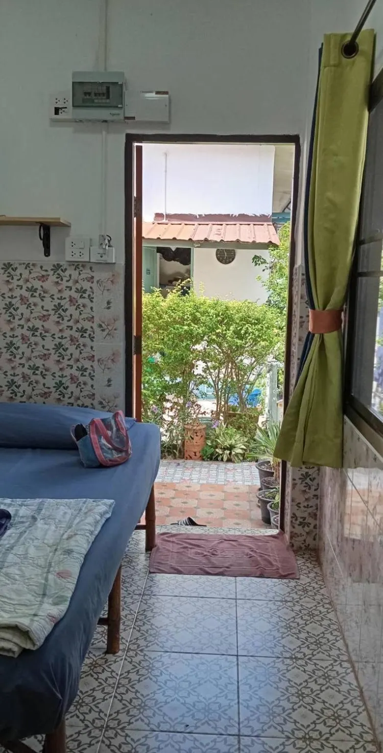 ห้องเดี่ยวพร้อมพัดลมและห้องน้ำส่วนตัว