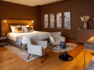 มาร์กาเร็ต - โฮเทล ชูลีออร์