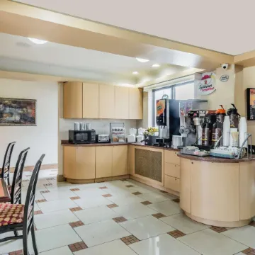 Super 8 by Wyndham Hartford Отели рядом с достопримечательностью «Арена «XL-центр»»