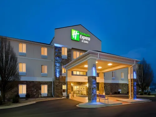 Holiday Inn Express & Suites PEKIN (PEORIA AREA) by IHG - parking