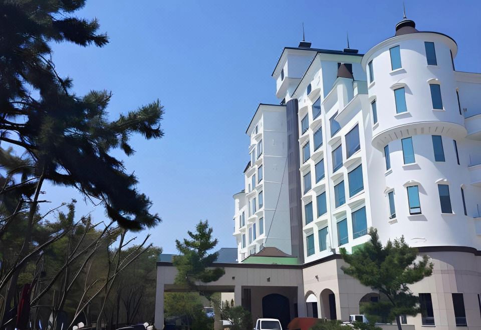 남해 비치 호텔의 시원한 야외 수영장
