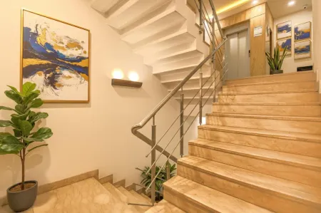 Via le Grand Отели рядом с достопримечательностью «ИСККОН Темпл - Глори оф Индия»