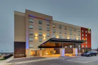 Holiday Inn Express & Suites Nashville Metrocenter Downtown