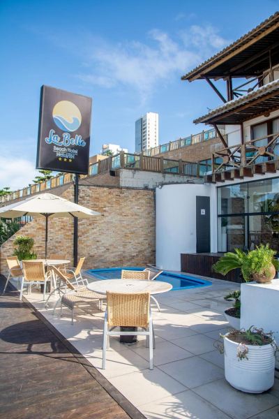 屋外プール ホテル ブルマの写真