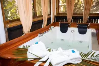 Falling Leaves Lodge - Hot Tub