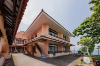 RedDoorz Plus Near Tugu Mercusuar Anyer - parcheggio
