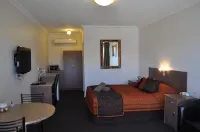 Augusta Courtyard Motel - parking