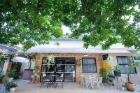 RedDoorz near RS Mitra Keluarga Depok Hotel dekat Wana Griya