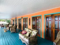 Coral Cove Inn - bar