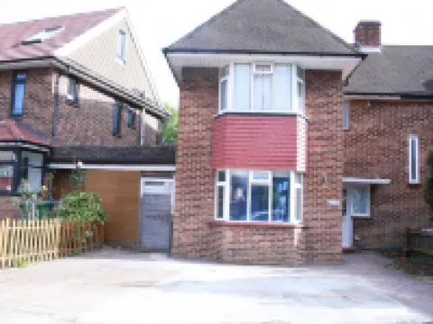 アパートメント - スリープス 5 & フリー パーキング ハーロウのホテル