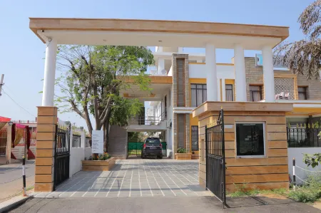 Hotel Clarks Inn Express Bharatpur Отели рядом с достопримечательностью «SURAJPOL GATE»