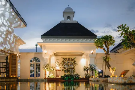 MAHALAYA The Legacy Hotel Отели рядом с достопримечательностью «Balekambang Park»