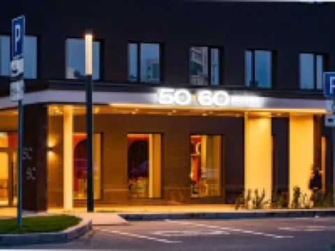 Hotel 50|60 Omsk オムスクのホテル
