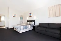 Travellers Motor Village Hotels in Mayfield West