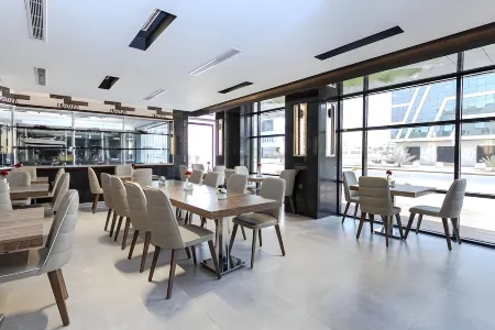 Y Platinum Hotel Отели рядом с Аэропорт Медина