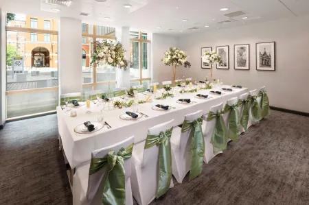 Hilton Garden Inn Birmingham Brindleyplace Отели рядом с достопримечательностью «Birches Green Evangelical Free Church»