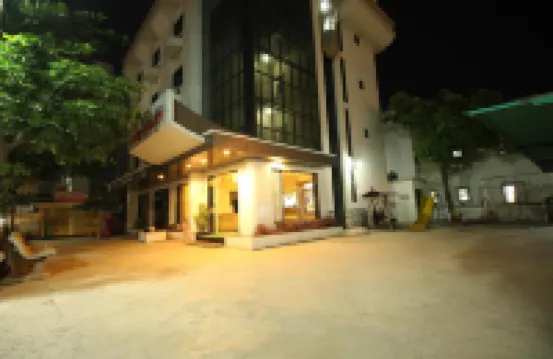 Hotel Laxmibai Palace- Only 300 Miter from Sai Baba Temple!!!!