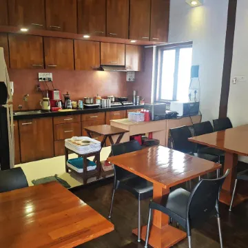 Hotel Kumkum Отели рядом с достопримечательностью «Улица Педдер-роуд»