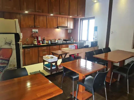 Hotel Kumkum Отели рядом с достопримечательностью «Синагога Маген Давид»