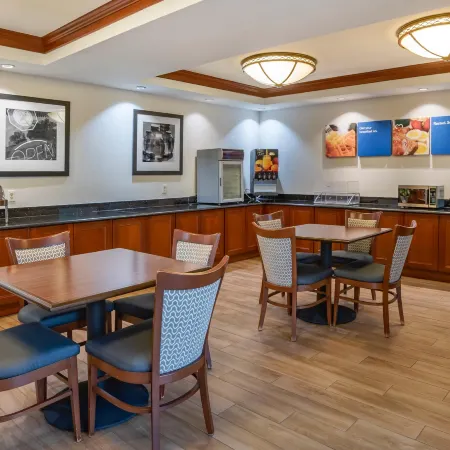 Comfort Inn & Suites Newark - Wilmington