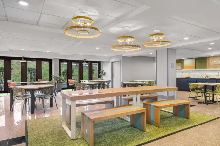 Spark by Hilton Winchester Отели рядом с достопримечательностью «Polka Dot Pot»