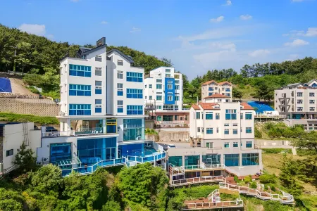 Samcheok Pureun Bada Pension Отели рядом с достопримечательностью «Cave Mystery Hall»