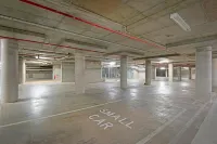 Allure Hotel & Apartments - parking