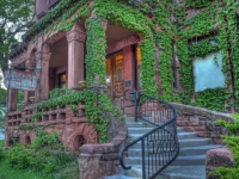 The Redstone Inn and Suites Hoteles en Dubuque