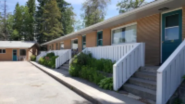 Pines Motel Hotel di 