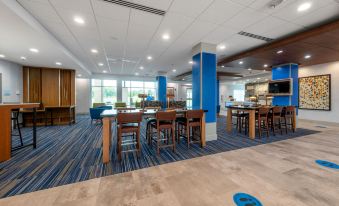 Holiday Inn Express & Suites Staunton