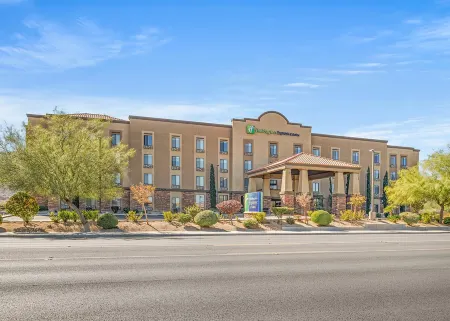 Holiday Inn Express & Suites Twentynine Palms- Joshua Tree Отели в г. Туэнтинайн-Палмс