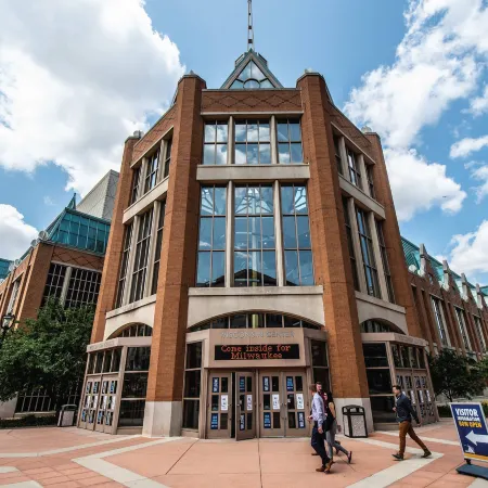 Renaissance Milwaukee West Hotel Отели рядом с достопримечательностью «Милуокский зоопарк»