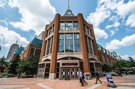 Renaissance Milwaukee West Hotel Отели рядом с достопримечательностью «Time Square Watch Shop»