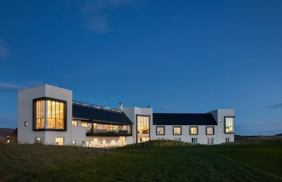 另一處, 馬克裏酒店