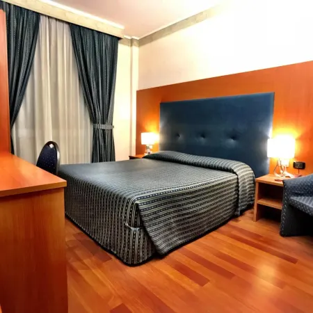 Hotel Mec Отели рядом с достопримечательностью «Порта Романа»