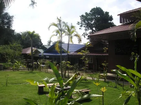 Tamarind Grand Resort Mae Sariang Отели в г. Mae Sariang