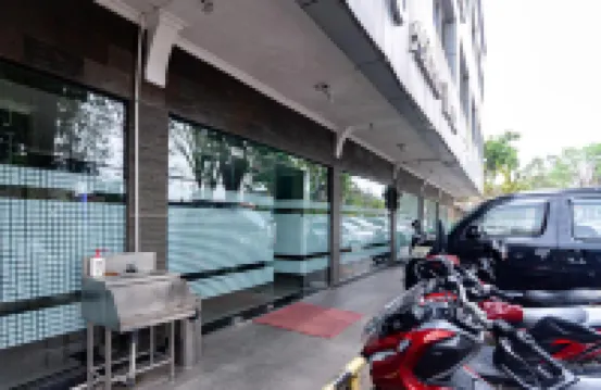 RedDoorz Premium at Hotel Ratu Residence