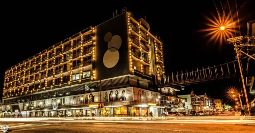 โรงแรม แรดิสัน ปารามาริโบ