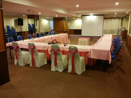 Hotel Sri Garden Sdn. Bhd. Отели рядом с достопримечательностью «Galeri Seni Piring Hitam»