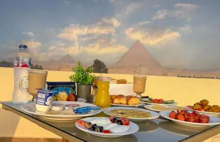 Giza Pyramids Inn Отели рядом с достопримечательностью «Панорамный вид пирамид»