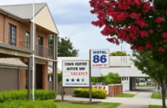 Holbrook Town Centre Motor Inn