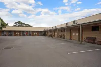 Manifold Motor Inn - parking