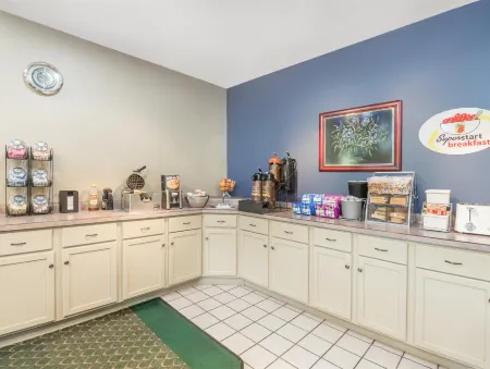 Super 8 by Wyndham Bloomington University Area