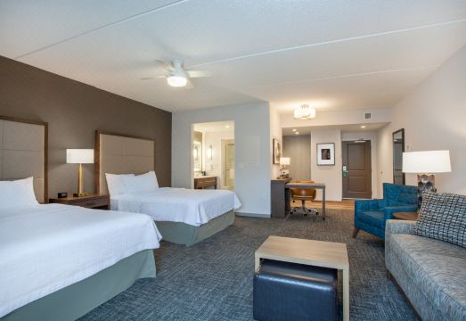 홈우드 스위트의 넓고 깨끗한 객실 주방 공간