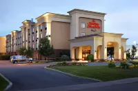 Hampton Inn & Suites by Hilton Montreal-Dorval Hôtels à : 