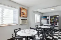 約翰遜城溫德姆速8飯店