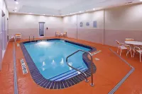 La Quinta Inn & Suites by Wyndham Marshall - piscina