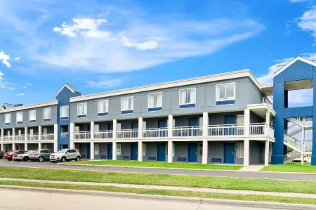 Days Inn & Suites by Wyndham Warren