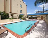Comfort Suites Baytown I – 10 - Pools