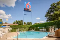 Motel 6 Leominster, MA - Pools